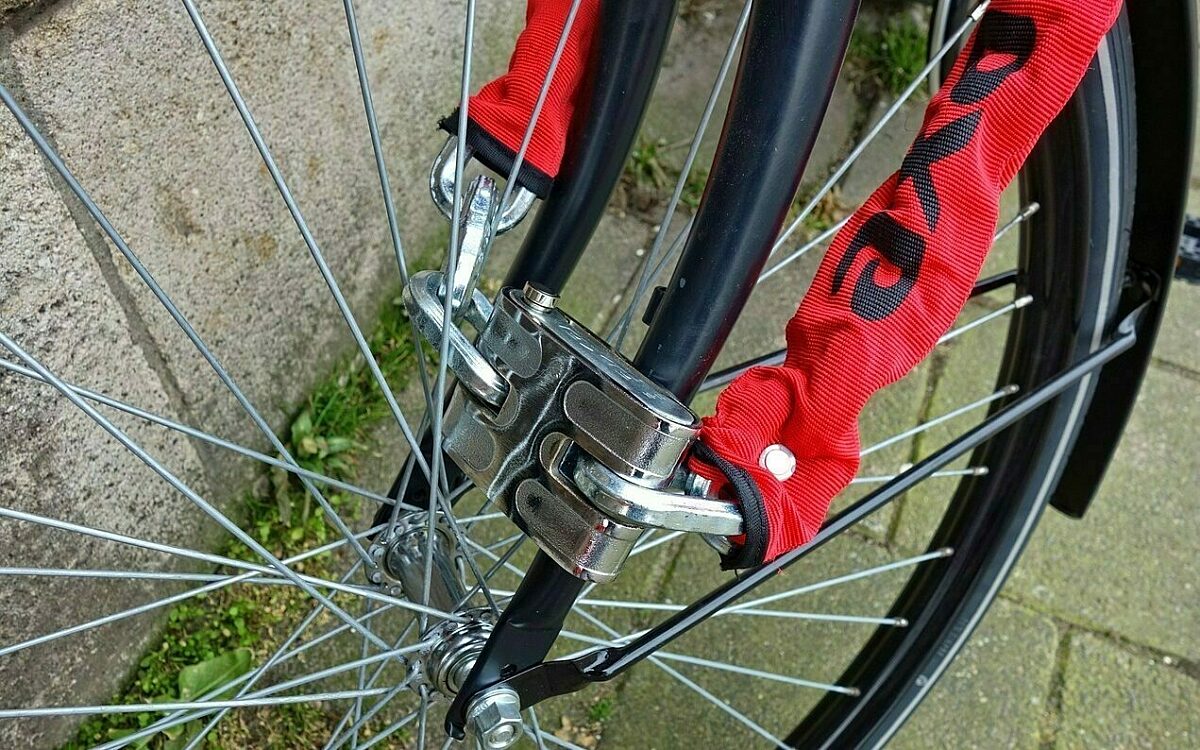 Rotes fahrradschloss an fahrradreifen 2021 06 12 123401 ntuw mtime20210612143434focalnone Rotes fahrradschloss an fahrradreifen 2021 06 12 123401 ntuw mtime20210612143434focalnone